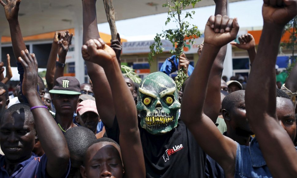 Protestuotojai priešinasi dabartinio prezidento Pierro Nkurunzizos sprendimui siekti trečios kadencijos