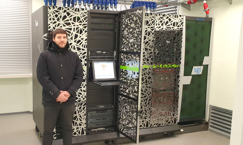 Jonas Frenukevičius prie Vilniaus universiteto superkompiuterio „HPC Saulėtekis“