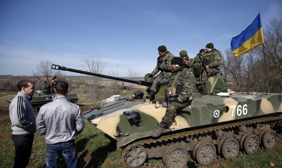 Ukrainos kariai ant šarvuočio prie Kramatorsko miesto