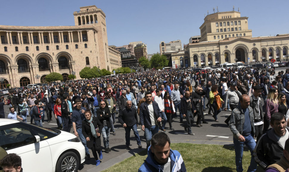 Jerevane prieš naują premjerą protestuoja mažiausiai 10 tūkst. žmonių