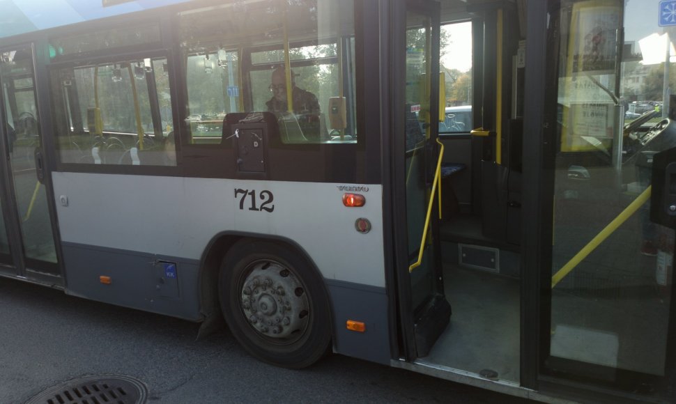 Vilniuje, Konstitucijos pr. susidūrė lengvasis automobilis ir autobusas