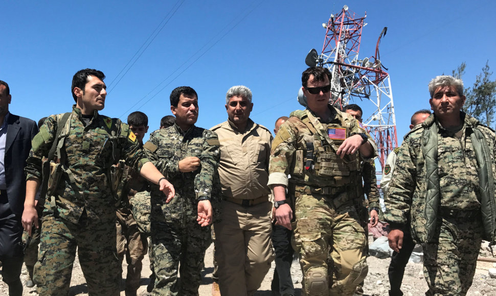Sirijos kurdų kariai ir JAV kariškis