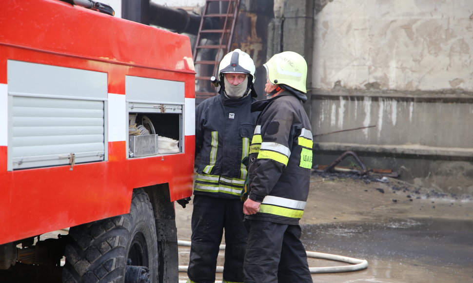 Panevėžyje dega medienos apdirbimo įmonės sandėlis 