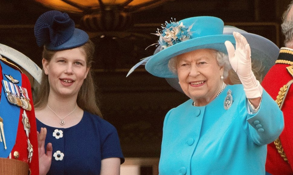 Ledi Louise Windsor ir karalienė Elizabeth II