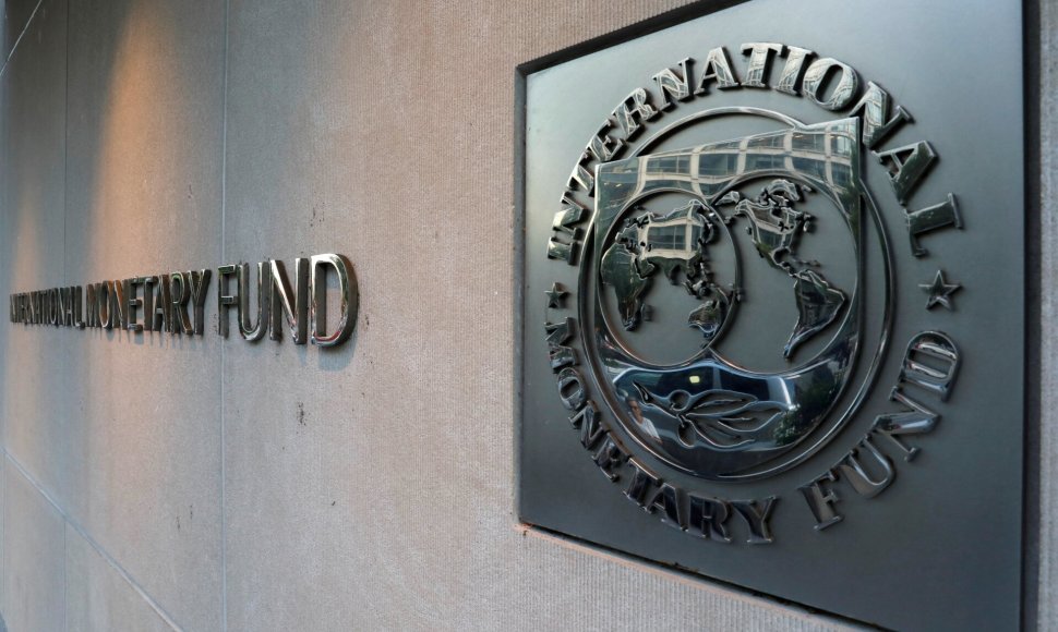 IMF logotipas matomas prie būstinės Vašingtone. / Yuri Gripas / REUTERS