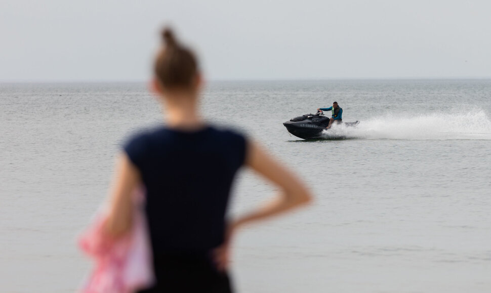 Palangos poilsiautojai mėgaujasi &scaron;iltu sekmadieniu