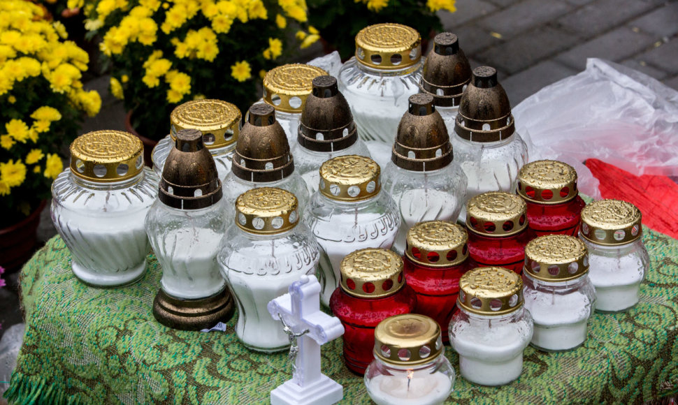 Prekyba žvakėmis ir gėlėmis šalia Antakalnio kapinių
