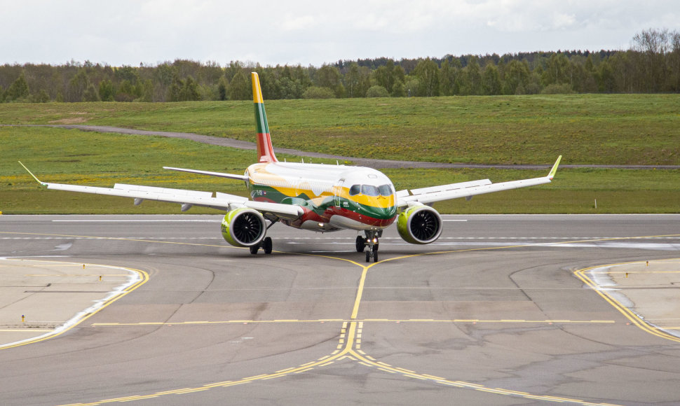 Vilniuje nusileido lietuviška trispalve nudažytas lėktuvas