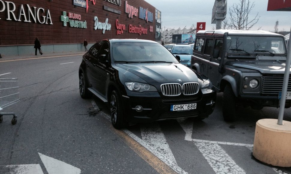 BMW X6 nutūpė tiesiai ant zebro prie PC „Akropolis“