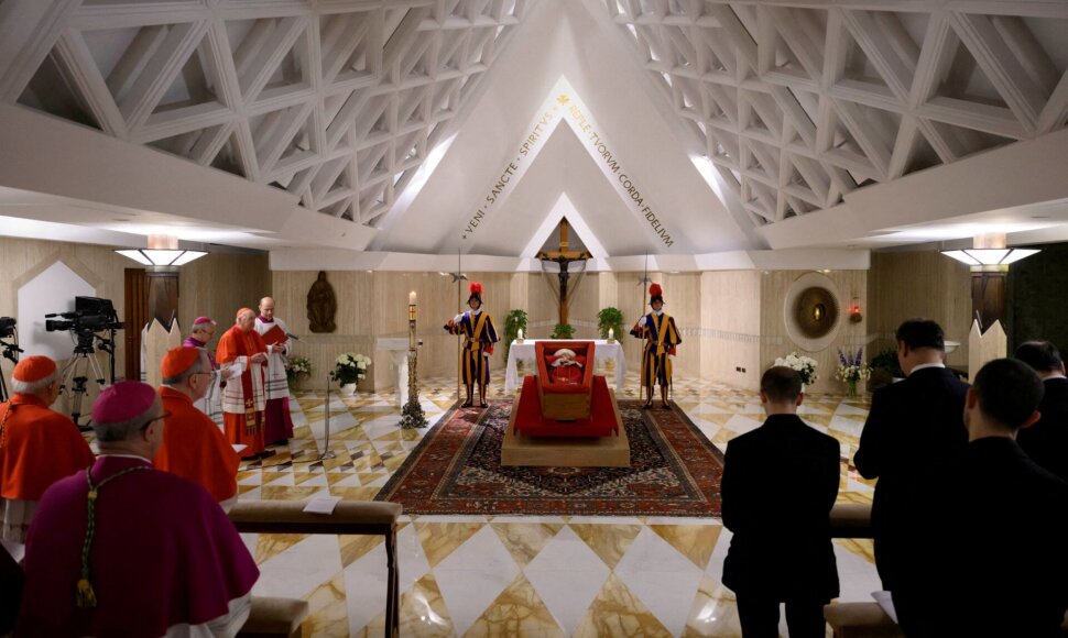 &Scaron;v. Mortos namų koplyčioje pa&scaron;arvotas popiežius Pranci&scaron;kus / Simone Risoluti / Vatican Media /&shy; Reuters nuotr.