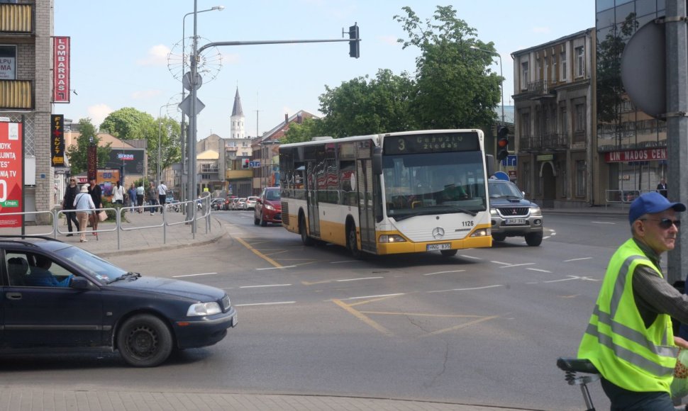 Šiaulių „Busturo“ darbuotojai mitinge reikalavo keisti bendrovės vadovybę