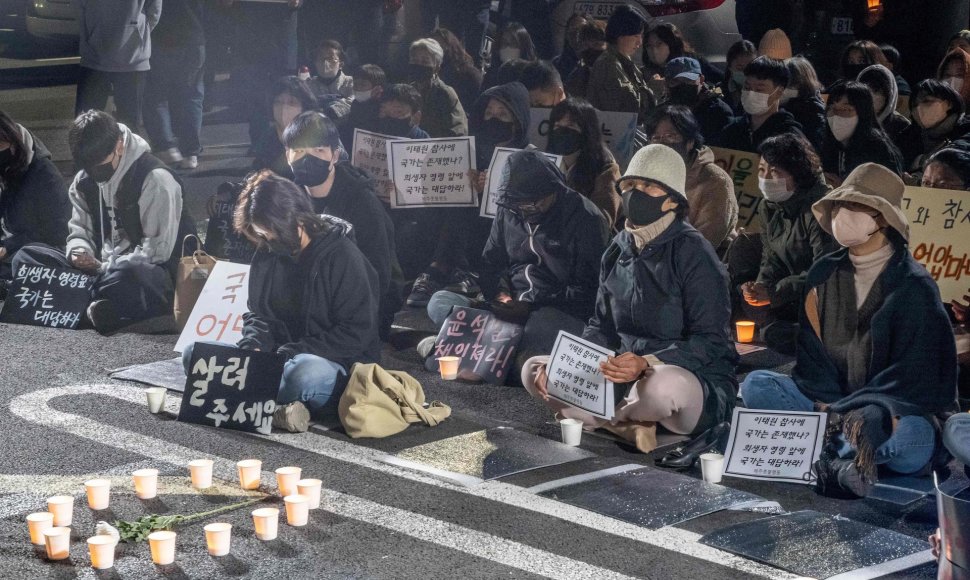 Žmonės Pietų Korėjoje gedi mirusiųjų per spūstį