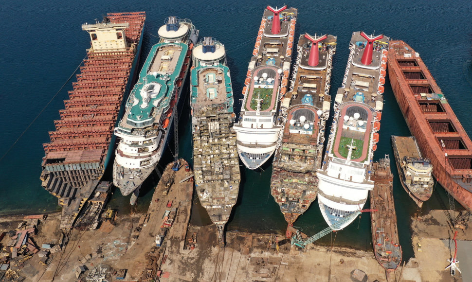 Nebenaudojami kruiziniai laivai ardomi Izmiro uoste Turkijoje.