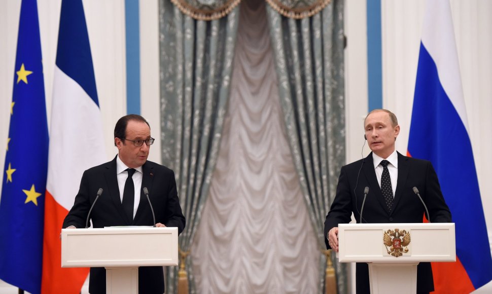 Prancūzijos vadovas Francois Hollande'as su Rusijos prezidentu Vladimiru Putinu