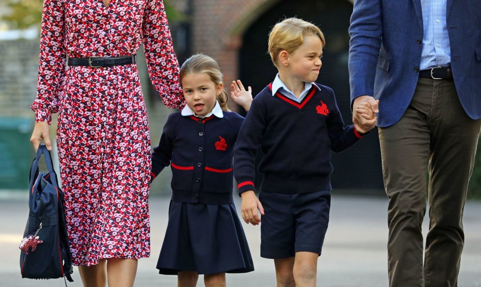 Princesė Charlotte su tėvais ir broliu