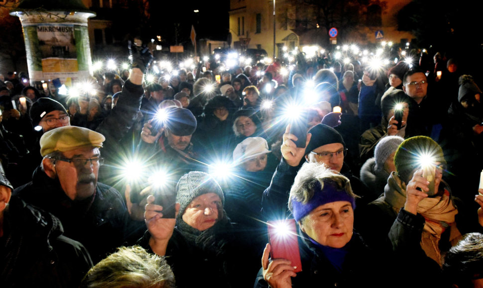 Lenkijoje tūkstančiai žmonių reiškė palaikymą nušalintam teisėjui
