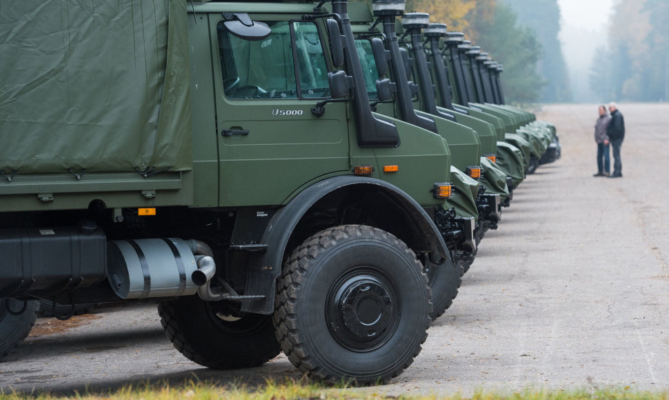 Lietuvos kariuomenę pasiekė 21 Vokietijos gamintojo „Daimler AG“ sunkvežimis UNIMOG U5000
