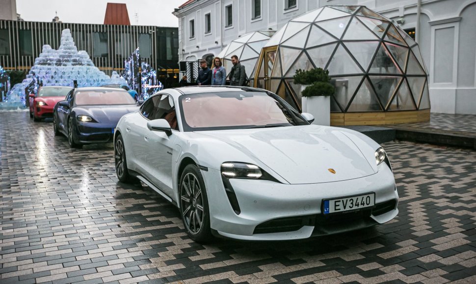 Vilniuje pristatyti elektromobilis „Porsche Taycan“