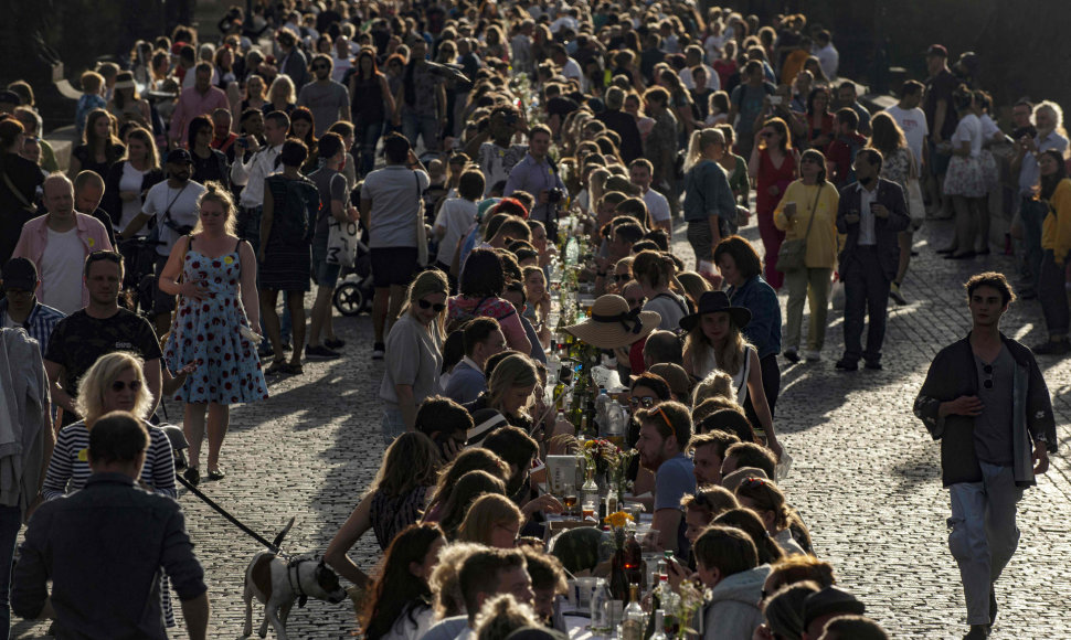 Čekai paminėjo koronaviruso krizės pabaigą bendrais pietumis ant Karolio tilto