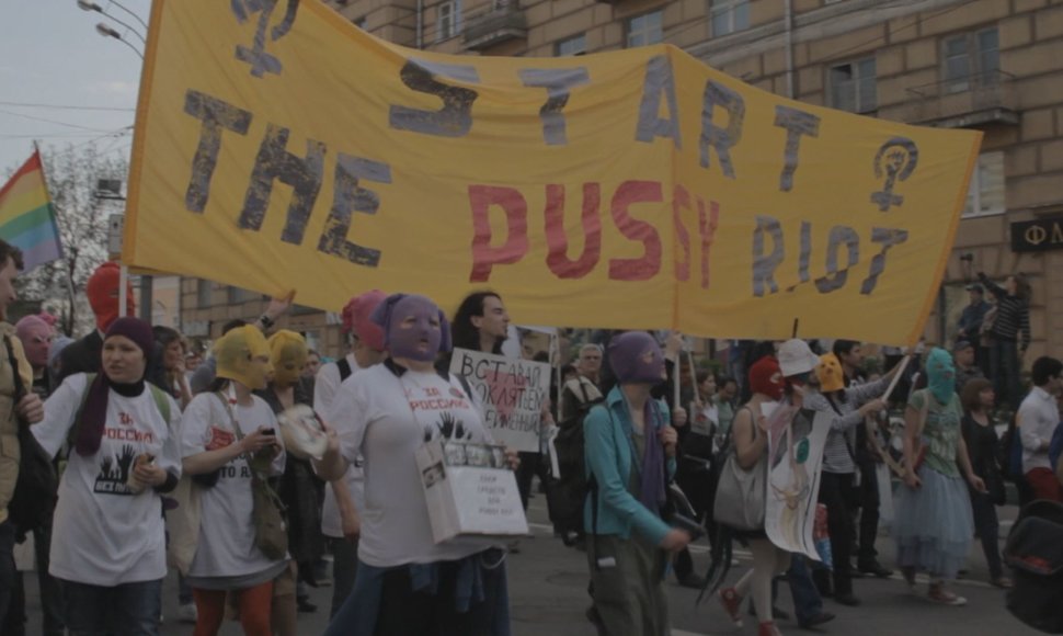 Filmo  „Pussy Riot: pasirodymas ir bausmė“ stop kadras