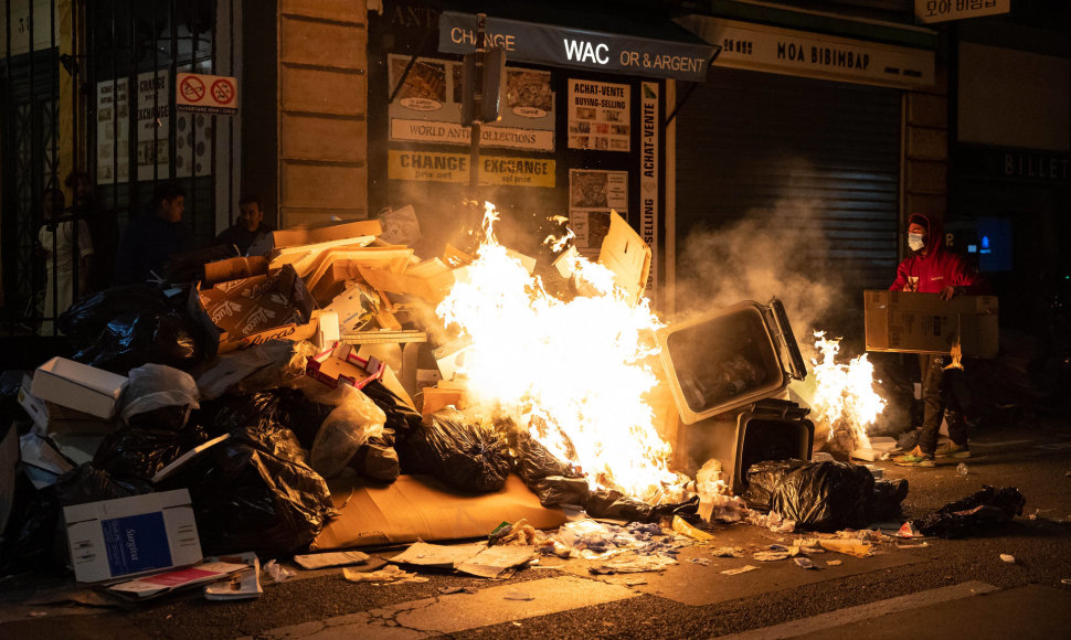 Protestuotojai Paryžiuje degina šiukšles