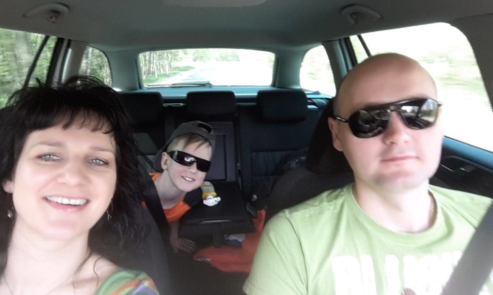 Dimšų šeima kelionėje automobiliu, dar prieš avariją