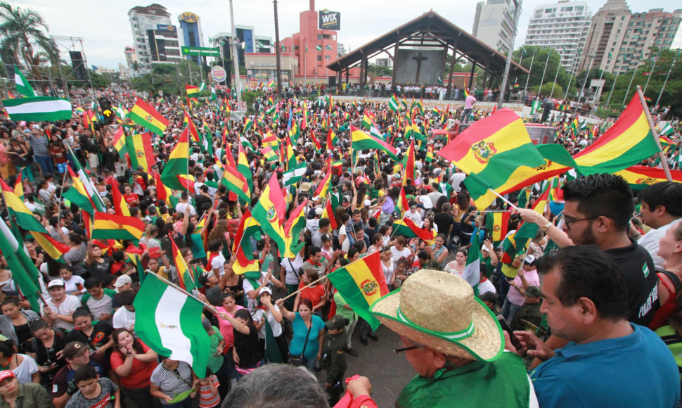 Džiūgaujantys žmonės po Evo Moraleso atsistatydinimo