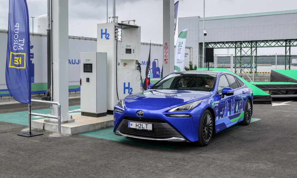 Vandeniliu varomas automobilis.