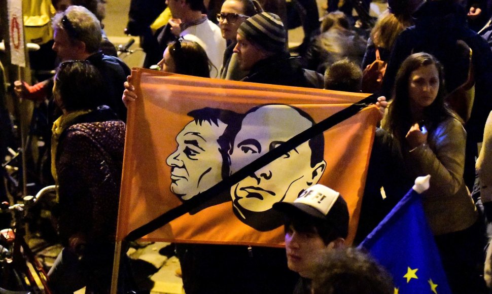 Vengrijoje surengtas didelis protestas dėl G.Soroso universiteto įstatymo