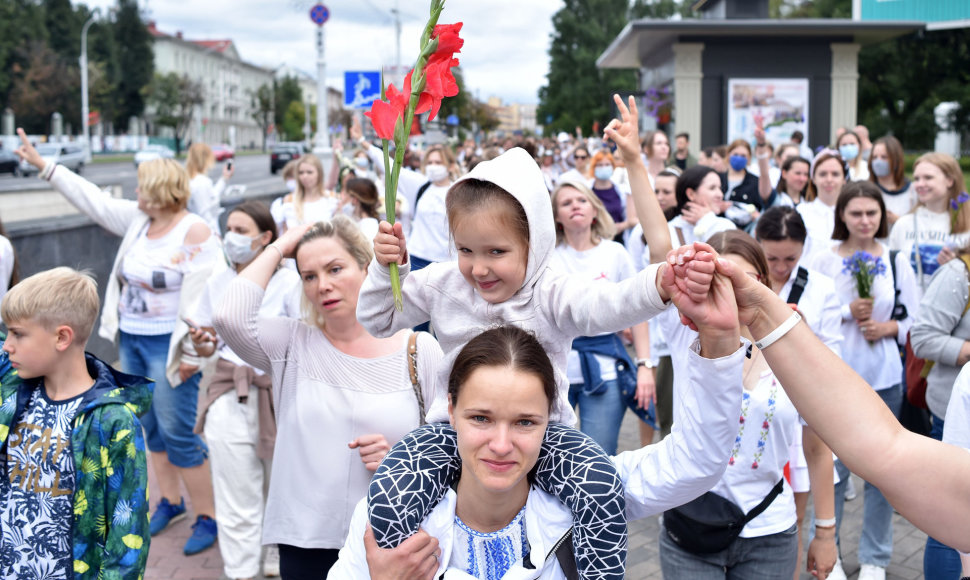 Baltai apsirengusios moterys protestuoja Minske