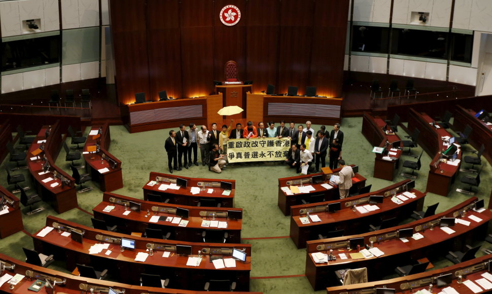 Honkongo įstatymų leidėjai atmetė Pekino remiamą reformų paketą