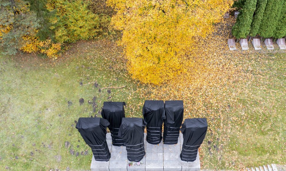 Antakalnio kapinėse uždengiami paminklai sovietų kariams
