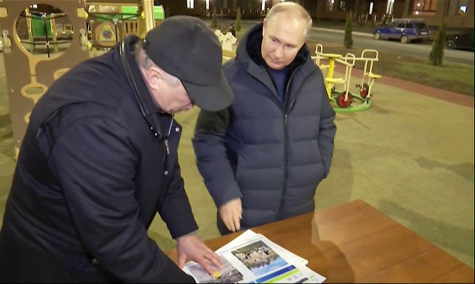Vladimiras Putinas apsilankė Rusijos okupuotame Mariupolyje