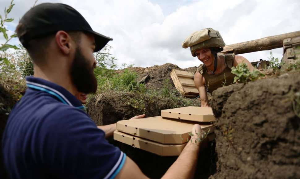 Ukrainos karo veteranai maitina kareivius karštuosiuose taškuose