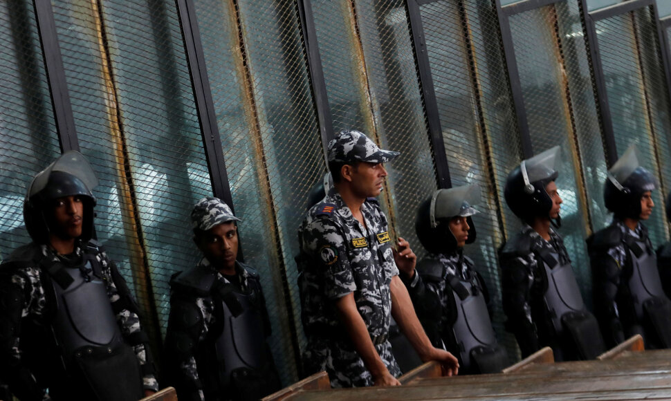 Egipto policija prie teismo Kaire