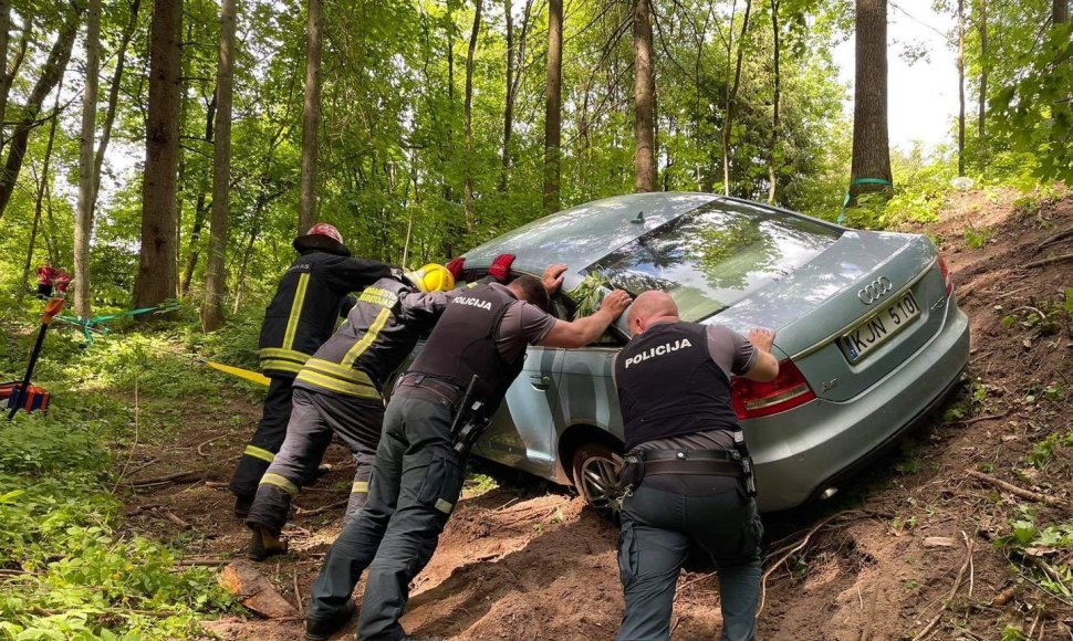 Pareigūnai savomis rankomis patraukė pavojingai paliktą automobilį „Audi A6“.