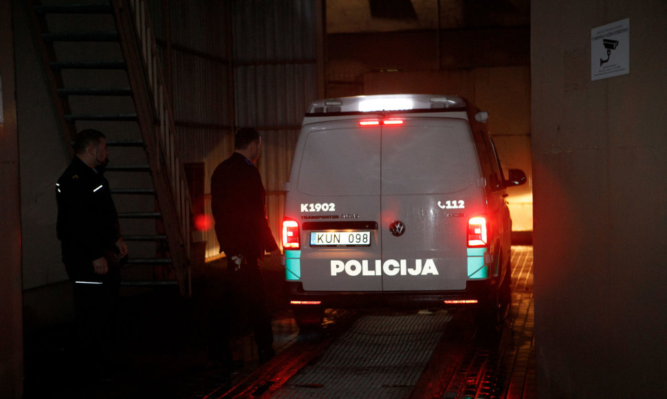 Policijos mašina tardymo izoliatoriaus kieme