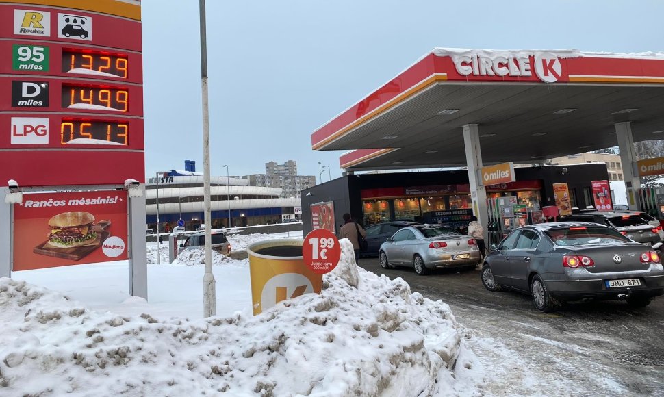 Automobilių eilė prie „Circle K“ degalinės Vilniuje