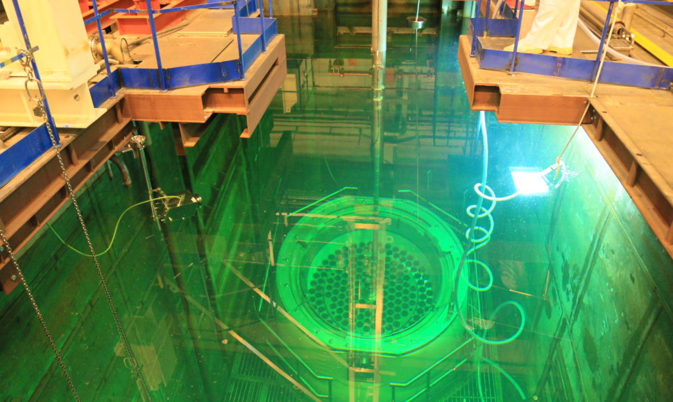 Branduolinio kuro konteinerio pakrovimas baseine Ignalinos atominėje elektrinėje