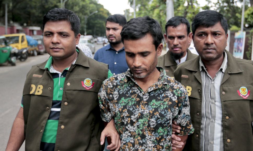 Bangladešo policijos pareigūnai veda sulaikytąjį.