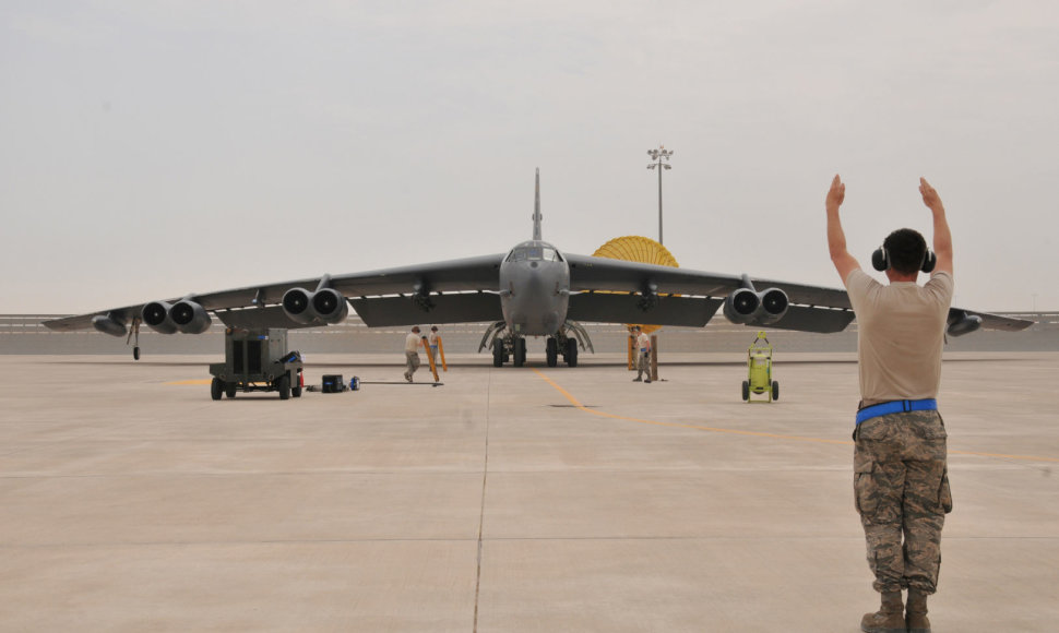 JAV bombonešis B-52 bazėje Katare