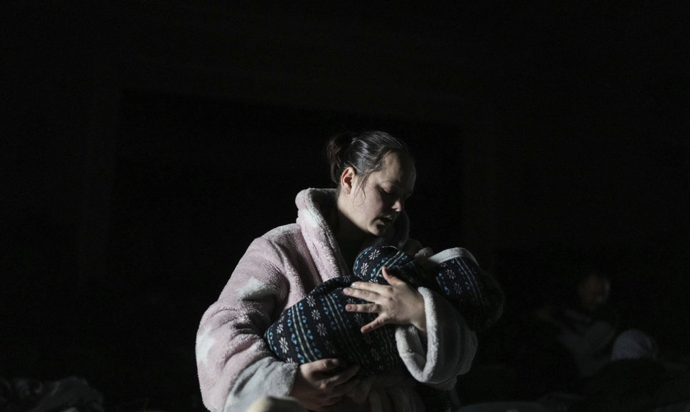 Moteris su kūdikiu slėptuvėje Mariupolyje