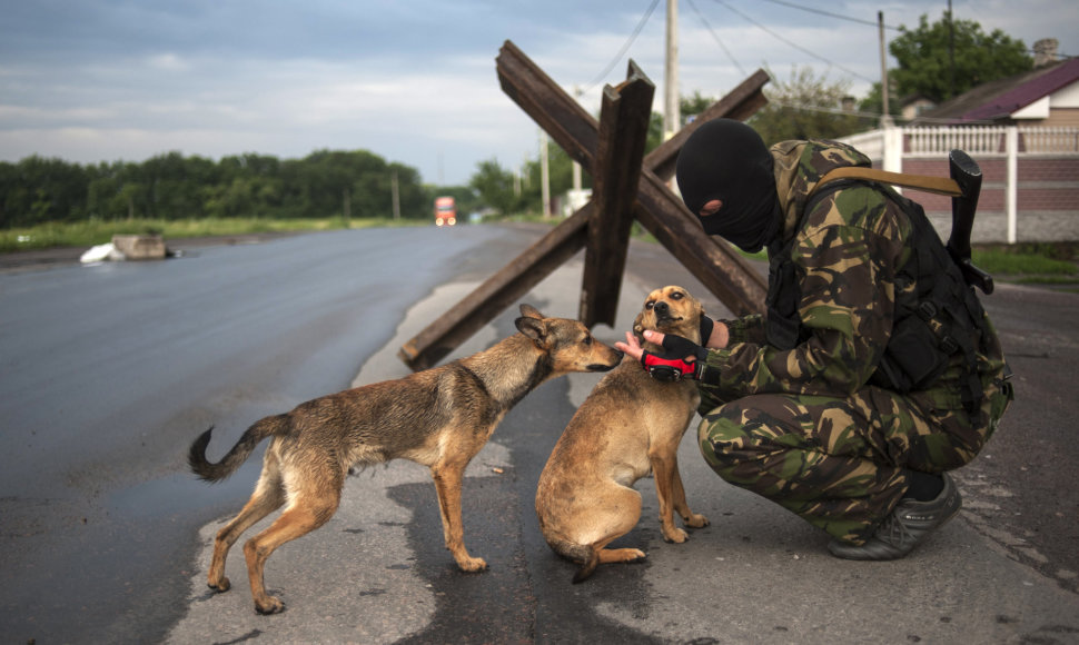 Separatistas su šunimis Donecke