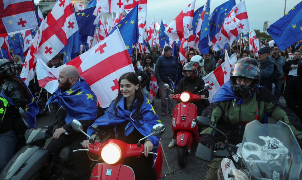 Sakartvele tūkstančiai žmonių surengė eitynes už Europą.