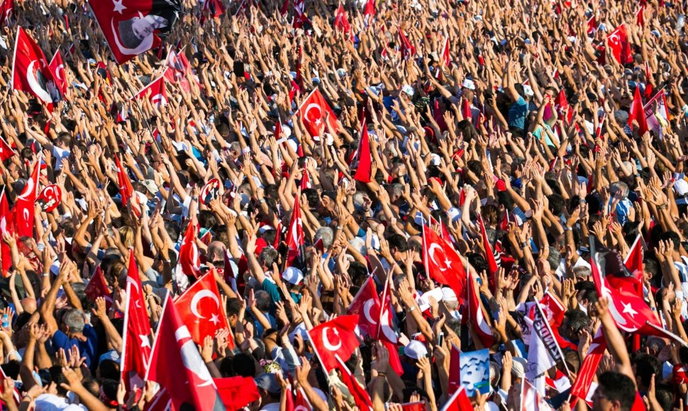 Turkijoje „vienybės“ mitingas pasmerkė perversmą