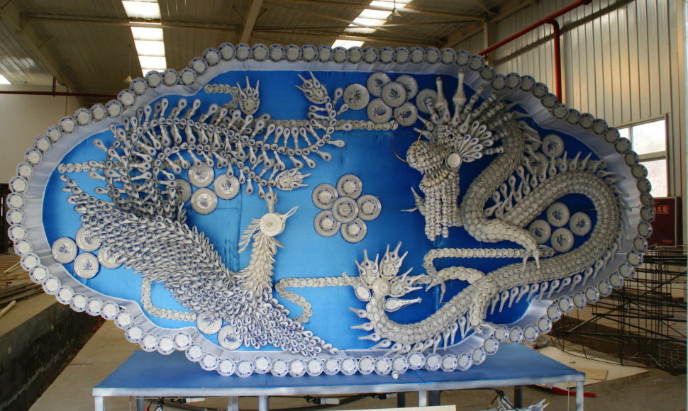 Skulptūra iš kinų porceliano lėkštelių