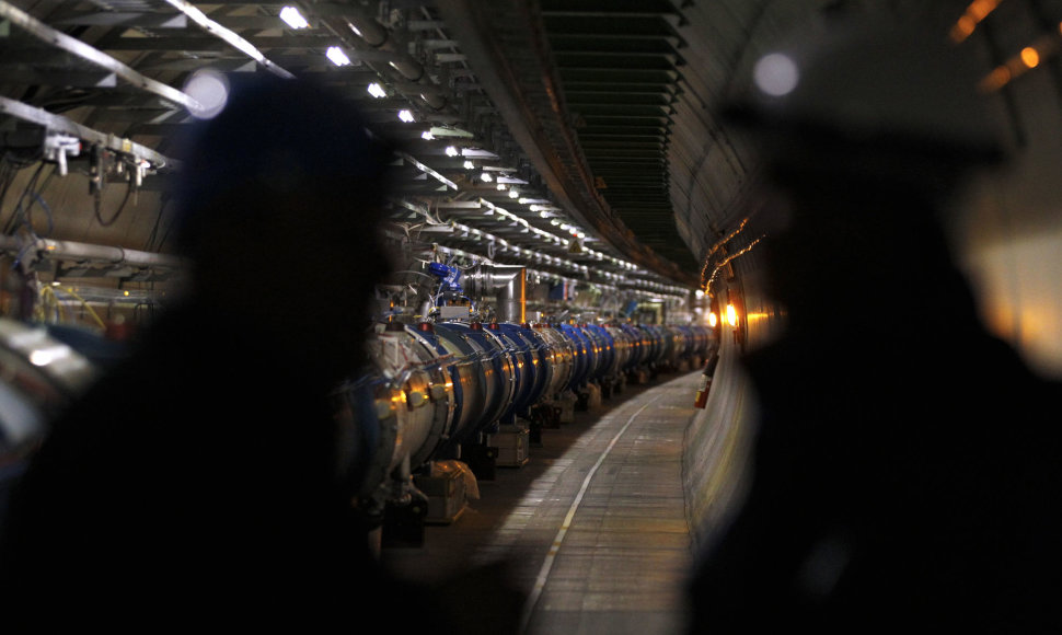 Ne, Didžiojo hadronų greitintuvo tunelyje – ne vaiduokliai, o mokslininkai