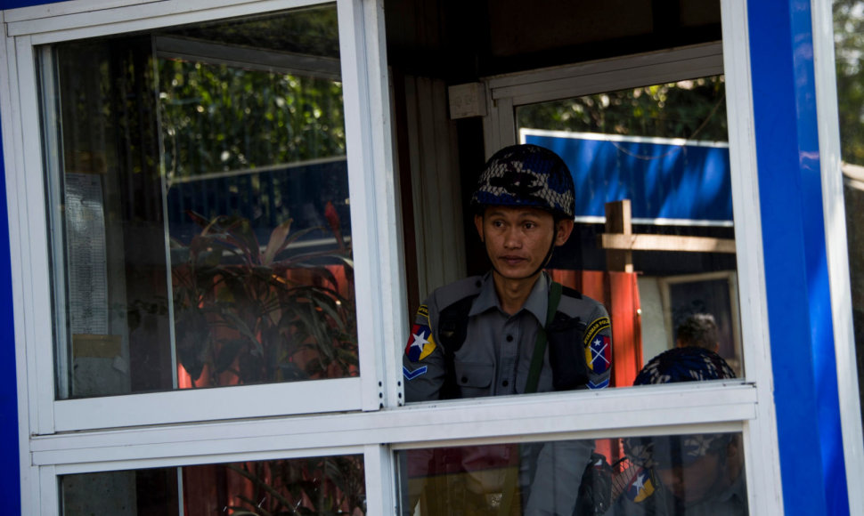 Į Aung San Suu Kyi biurą buvo įmesta padegamoji bomba