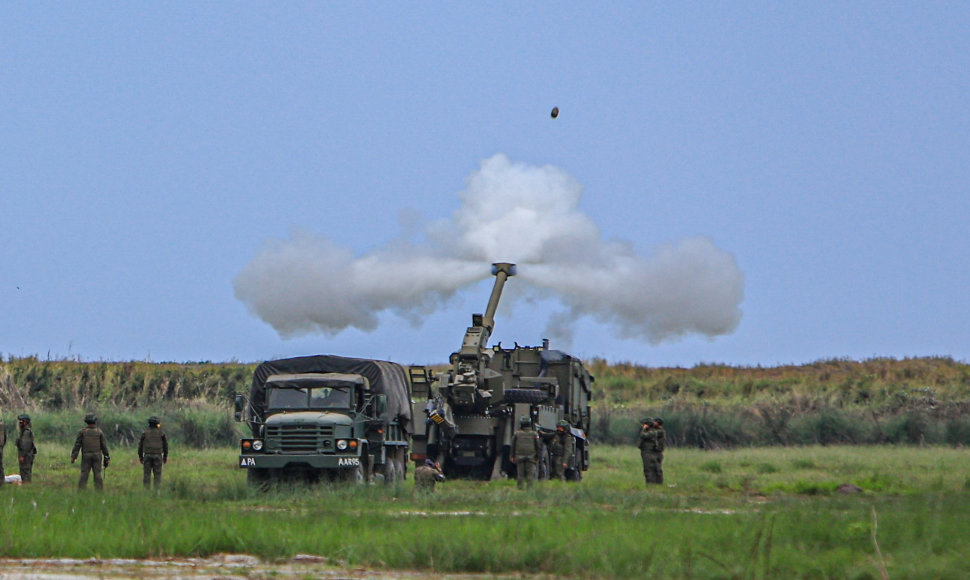 JAV ir Filipinų kariai didelėse pratybose raketomis apšaudė laivą