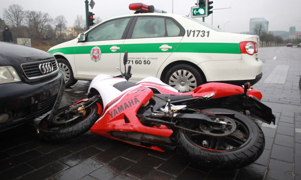 Motociklo ir automobilio avarija Gedimino pr. ir A.Goštauto gatvių sankryžoje